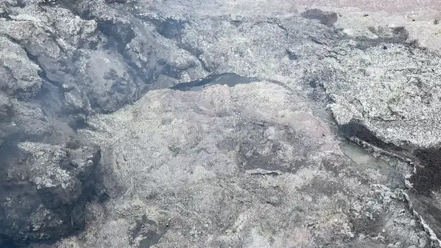 硫黄堆積物が燃焼する様子（立山室堂平地獄谷）