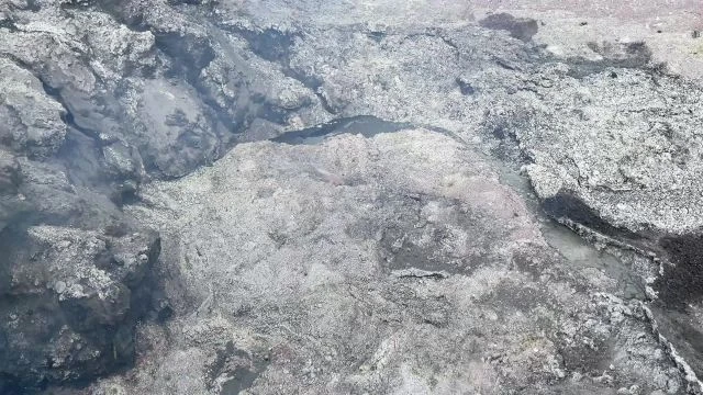 硫黄堆積物が燃焼する様子（立山室堂平地獄谷）