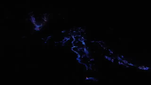 硫黄堆積物が燃焼する様子（夜間撮影）