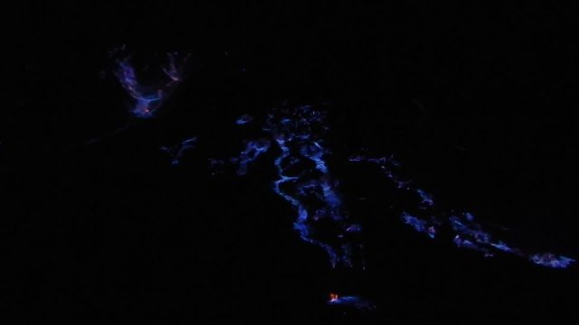 硫黄堆積物が燃焼する様子（夜間撮影）