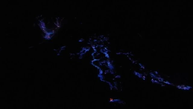 硫黄堆積物が燃焼する様子（夜間撮影）